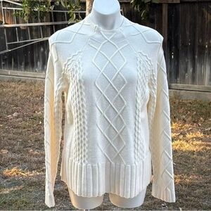 CYRUS Women’s Elegant White Cable Knit SweaterSize Large